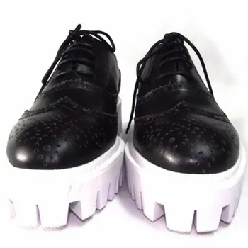 2023 Классические туфли на платформе с толстым каблуком, модные кожаные туфли ручной работы на шнуровке, белые, черные, с перфорацией типа 