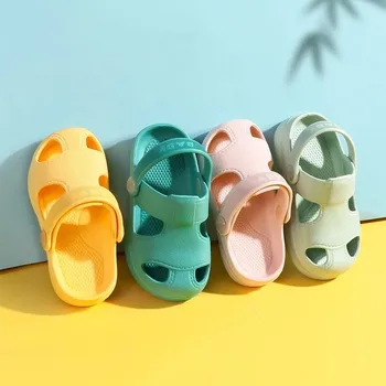 Летняя новая детская обувь с отверстиями 2022, детские пляжные сандалии с нескользящим мягким покрытием для мальчиков и девочек от 1 до 5 лет