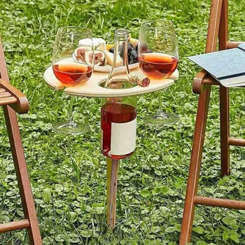 Складной деревянный винный столик на открытом воздухе